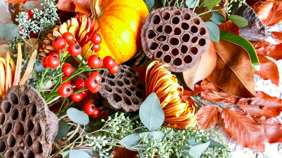 Thanksgiving-Centerpiece-berries-pods-greenery-detail2